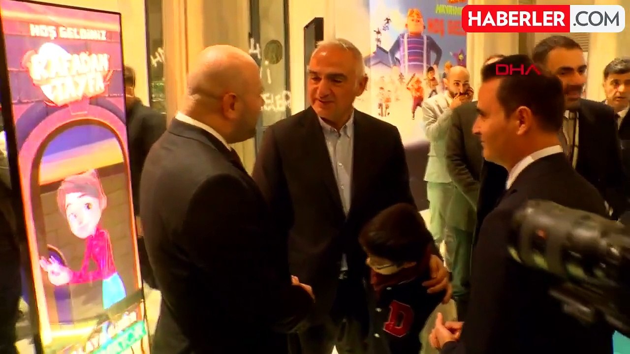 Kültür ve Turizm Bakanı Mehmet Nuri Ersoy ile Sanayi ve Teknoloji Bakanı Mehmet Fatih Kacır, 'Rafadan Tayfa' filminin galasına katıldı