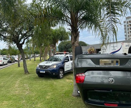 Carro capota na Beira-Mar Norte, em Florianópolis
