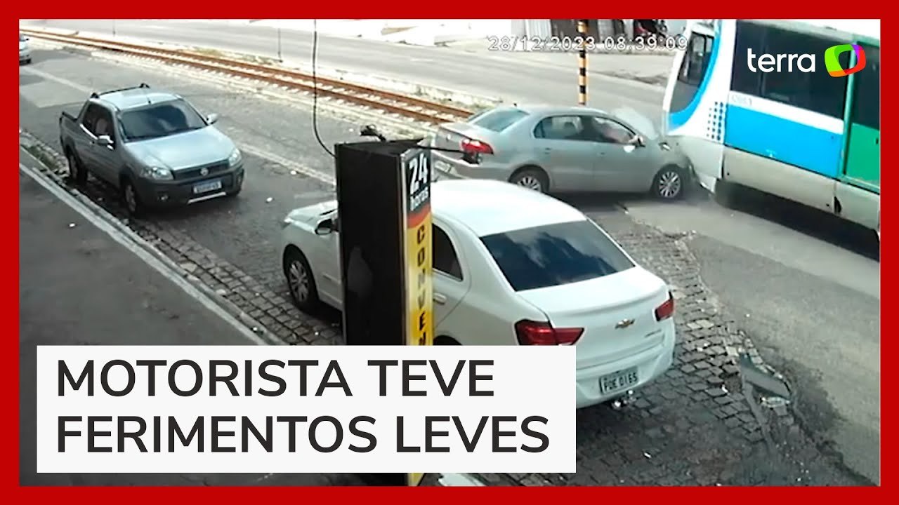 Carro é atingido por trem ao parar em linha férrea na Grande Natal