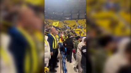 Riyad’da stadyuma giren taraftarlar İstiklal Marşı’nı okurken yüksek sesle müzik açıldı!