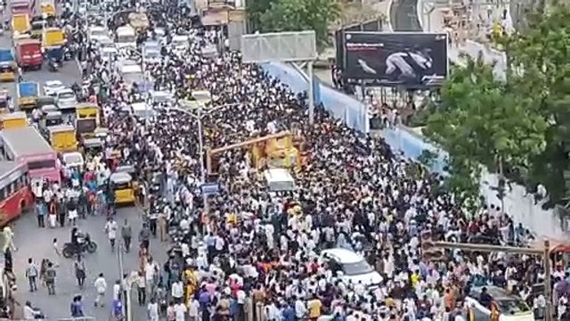 हर आंख हुई नम ....'कैप्टन' विजयकांत को अंतिम विदाई देने उमड़े समर्थक, हवा में गूंजते रहे लॉन्ग लिव कैप्टन के नारे