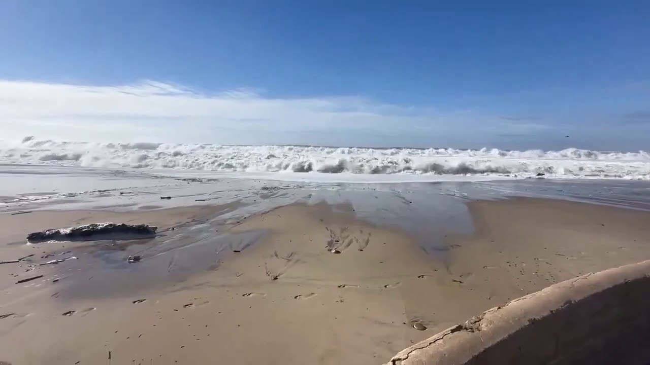 #BREAKING : A major wave hits #California 8 people injured