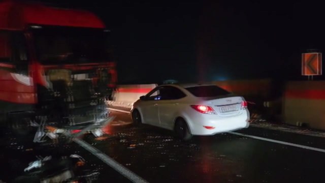 고속도로 달리던 화물차 중앙분리대 들이받아 / YTN