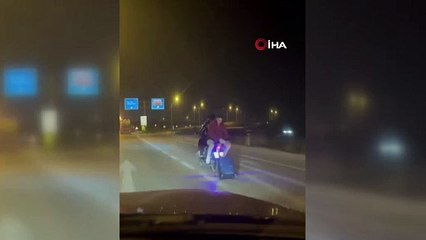 Motosikletli gençlerin tehlikeli yolculuğu kamerada