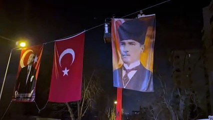 Suudi Arabistan Büyükelçiliği'nin sokağına Türk bayrağı ve Atatürk posterleri asıldı