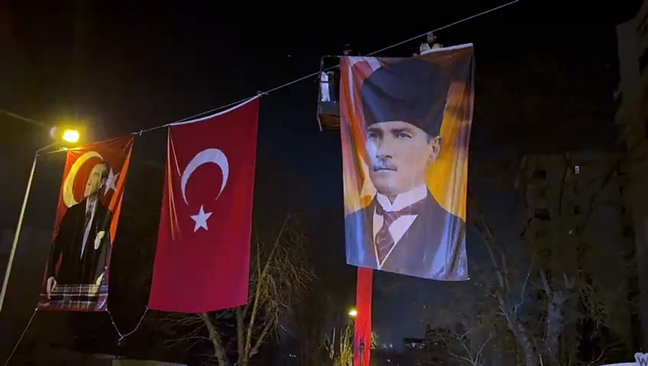 Ankara’da Suudi Arabistan Büyükelçiliği’nin bulunduğu sokak Atatürk posterleriyle donatıldı!