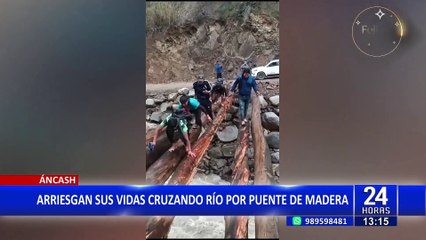 Áncash: cruzan troncos de madera sobre río y arriesgan sus vidas