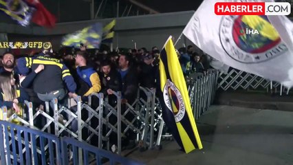 Fenerbahçeli ve Galatasaraylı Taraftarlar Sabiha Gökçen Havalimanı'na Akın Etti