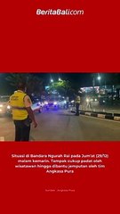 Situasi di Bandara Ngurah Rai pada Jum'at (29/12) malam kemarin. Tampak cukup padat oleh wisatawan hingga dibantu jemputan oleh tim Angkasa Pura