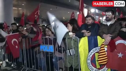 Galatasaraylı ve Fenerbahçeli Taraftarlar İstanbul Havalimanı'na Akın Etti