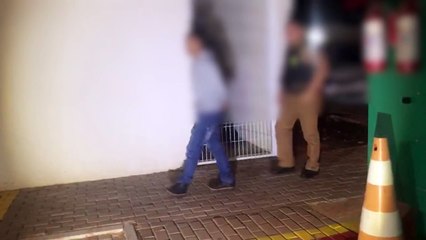 Na contramão e com o farol apagado, motociclista embriagado é preso no Centro de Cascavel