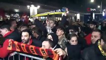 Galatasaraylı ve Fenerbahçeli taraftarlar, İstanbul Havalimanı’na akın etti