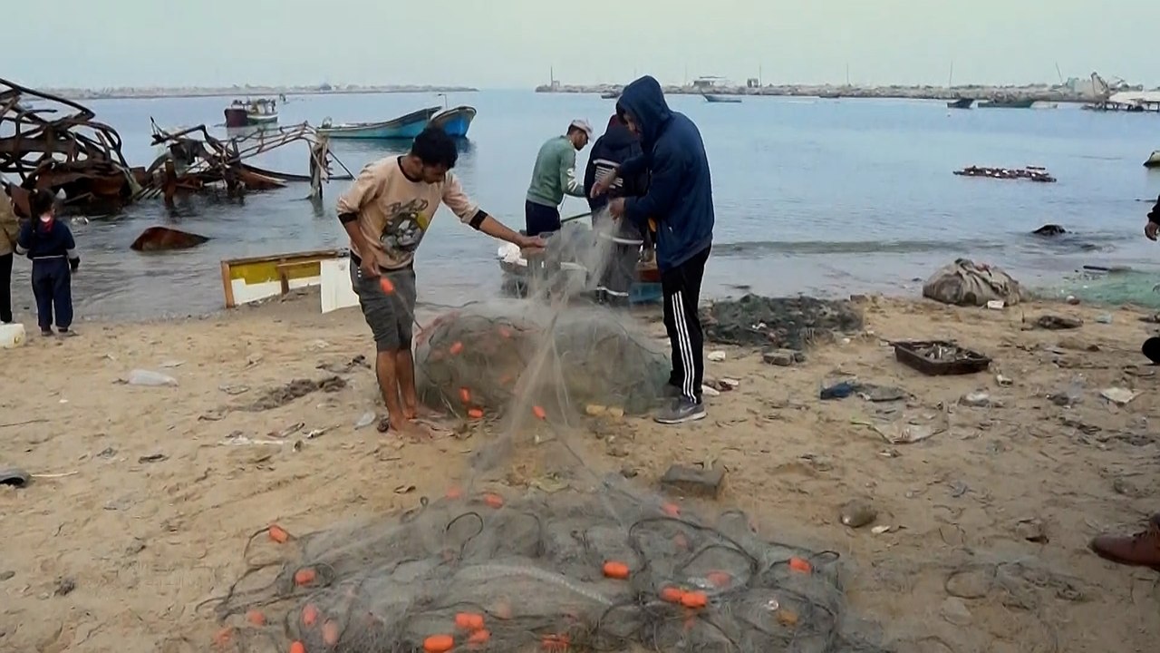 توقف حركة الصيد في ميناء غزة بعد تدمير الاحتلال لأغلب مراكب الصيد