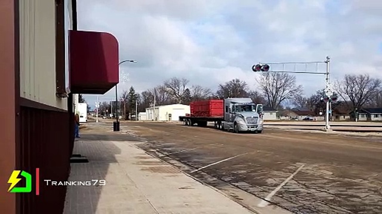 Close-Call Between Union Pacific Train And Semi-Truck | Dashcam Ltd