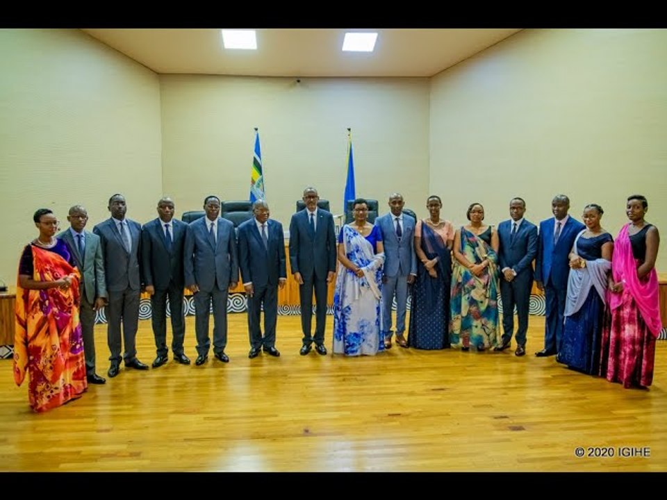 Perezida Kagame yakiriye indahiro z’abaminisitiri bashya