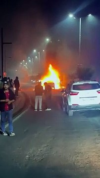 भोपाल में चलती कार में अचानक लगी आग
