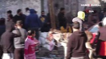 Gazze'de insani dram: Bir çuval un için değirmen önünde uzun kuyruk