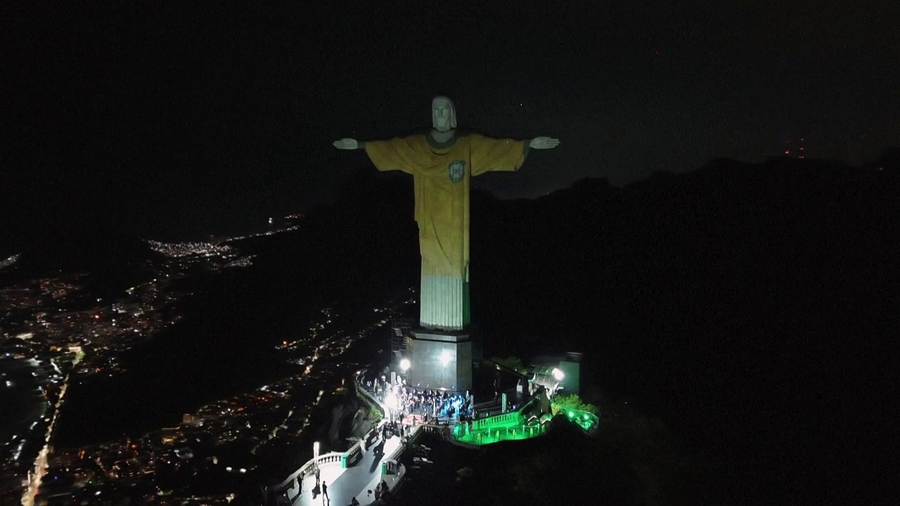 إضاءة تمثال المسيح الفادي بعد عام على رحيل بيليه