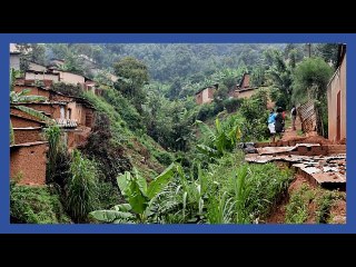 Abaturiye ruhurura inyuramo amazi amanuka kuri Mont Kigali baratabaza