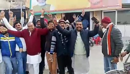 सरेंद्र पाल सिंह टीटी को मंत्री बनाने पर खुशी मनाते समर्थक