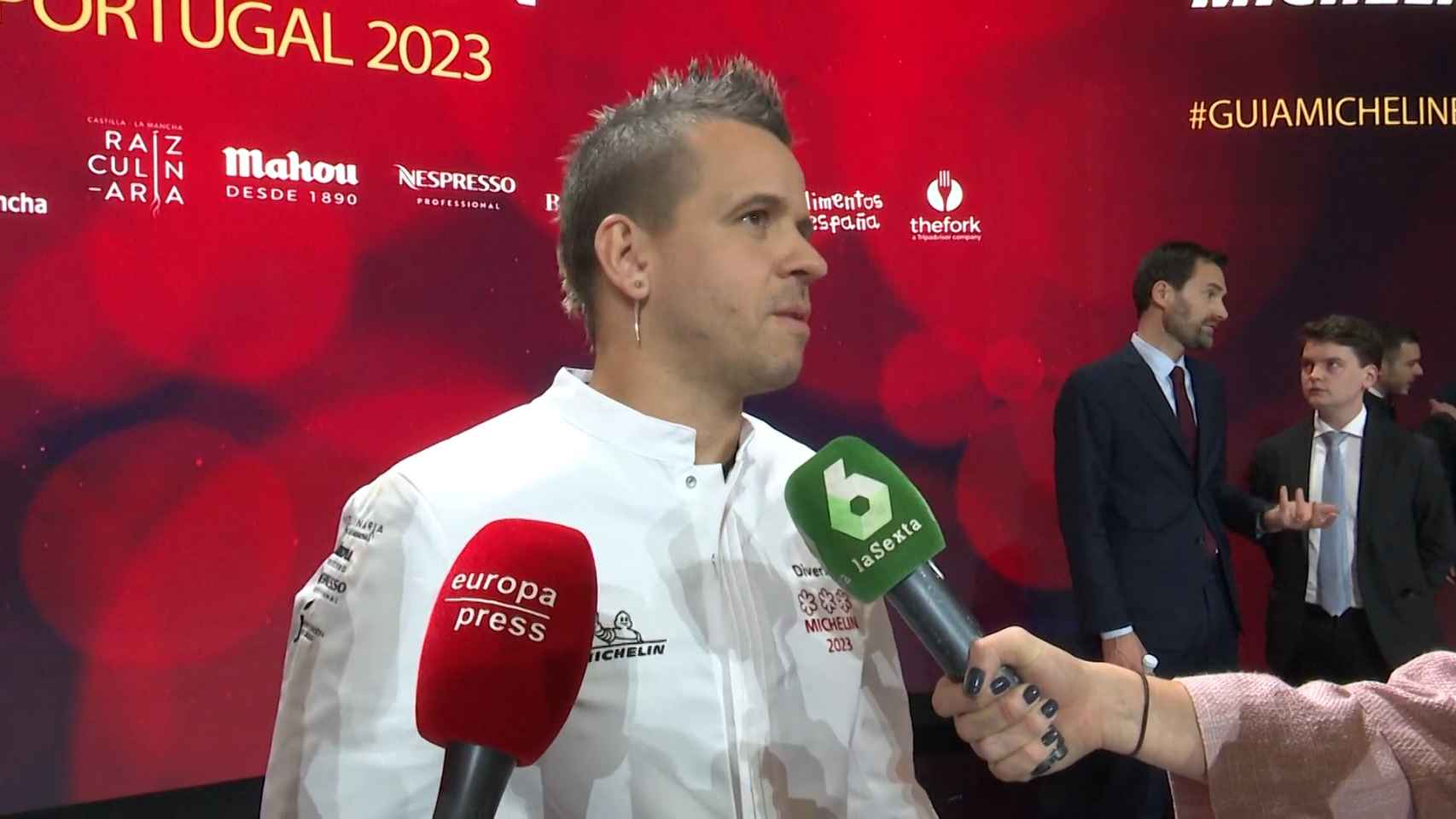 Dabiz Muñoz se enfunda el vestido de paloma de la paz que lució