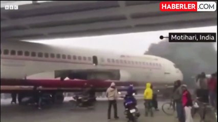 Hindistan'da hurdaya çıkan yolcu uçağının gövdesini taşıyan kamyon köprünün altına sıkıştı