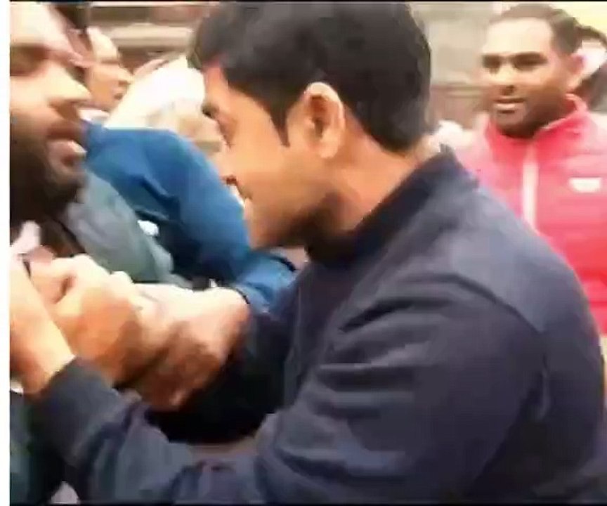 योगी के मंत्री ने बसपा और सपा के पार्षदों को दौड़ा- दौड़ाकर पीटा, पुलिस देखती रही, वीडियो आया सामने