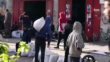 Gazze'de üzücü görüntü... Bir çuval un için değirmen önünde uzun kuyruk