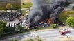 Vídeo mostra bombeiros combatendo incêndio que atingiu quase 200 veículos em delegacia no Litoral