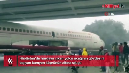 Hurdaya çıkan uçağı taşıyan kamyon köprüye sıkıştı!