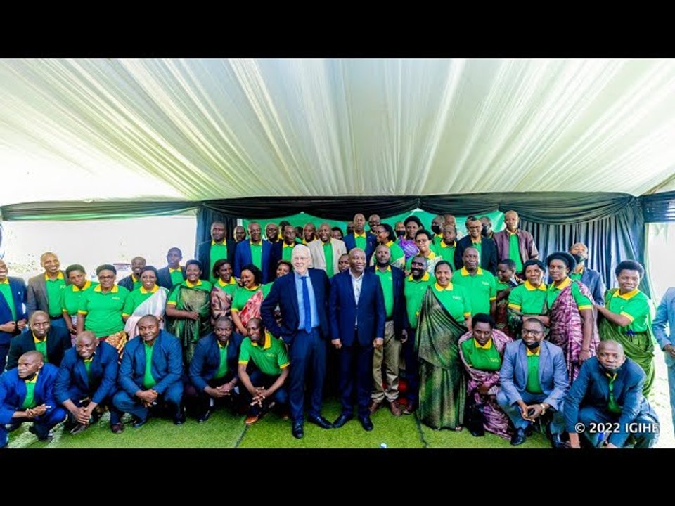 Abahinzi b’icyayi b’i Gicumbi bahaye inka umunani Perezida Kagame
