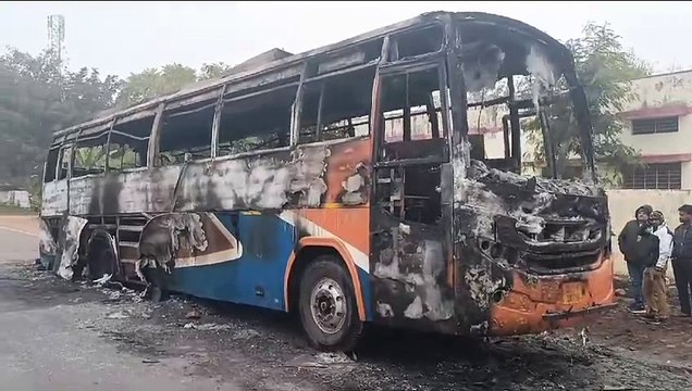 बालाजी जा रही श्रद्धालुओं से भरी बस धू-धू कर जली, बच गई 35 लोगों की जान.... देखें वीडियो .....