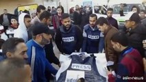 I funerali del giornalista ucciso in un raid al campo di Nuseirat