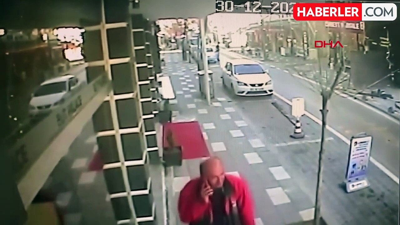Bolu'da Yıkım Sırasında Beton Parçaları Yola Düştü