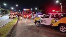 Jovem não vê biarticulado ao atravessar canaleta e morre atropelada por ônibus em Curitiba