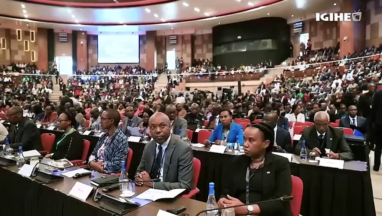 Perezida Kagame yaburiye abayobozi bahugiye muri tombola