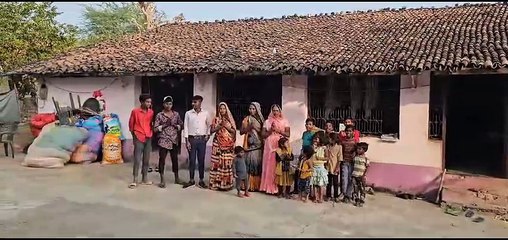 खराड़ी इधर जयपुर में ले रहे थे मंत्री पद की शपथ और पत्नियां कर रही थी खेत में काम