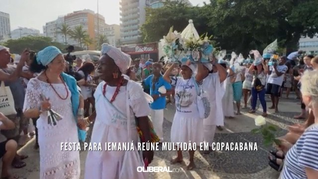 Festa para Iemanjá reúne multidão em Copacabana
