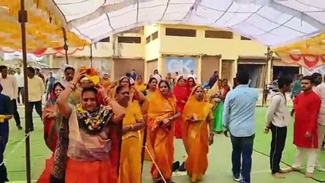अक्षत निमंत्रण के लिए बनाए जा रहे पीले चावल के पैकेट