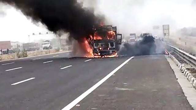 चलते ट्रक में लगी आग, शॉर्ट सर्किट के कारण हुआ हादसा