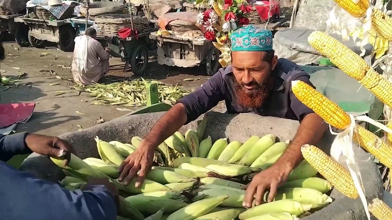 چھلی بھوننے کا دلچسپ طریقہ جو پہلے کبھی نہیں دیکھا ہوگا