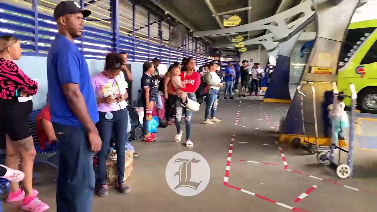 A pocos días para terminar el 2023, pasajeros abarrotan paradas de autobuses