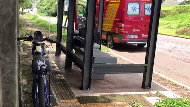 Entregador fica ferido em acidente na rotatória da Rua Manaus