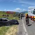 Capotamento de veículo deixa mulher morta e quatro feridos na BR-101, em Paulo Lopes