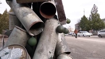 شاهد: لأول مرة في أوكرانيا.. شجرة ميلاد مصنوعة من القذائف الفارغة لجمع التبرعات للجيش