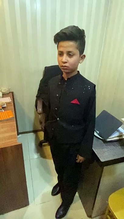 بلوچ کالونی کے شادی ہال میں تقریبا 8 موبائل چوری ہوئے جس میں سے ایک برآمد ہوا .  کم عمر چور مہمانوں کے اسٹائل میں تقریبات میں شرکت کر کے چوری کی وارداتیں کرتے تھے.