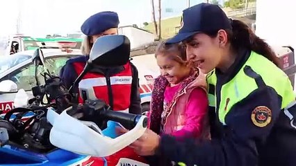 Jandarma köpeği Rio'dan miniklere gösteri