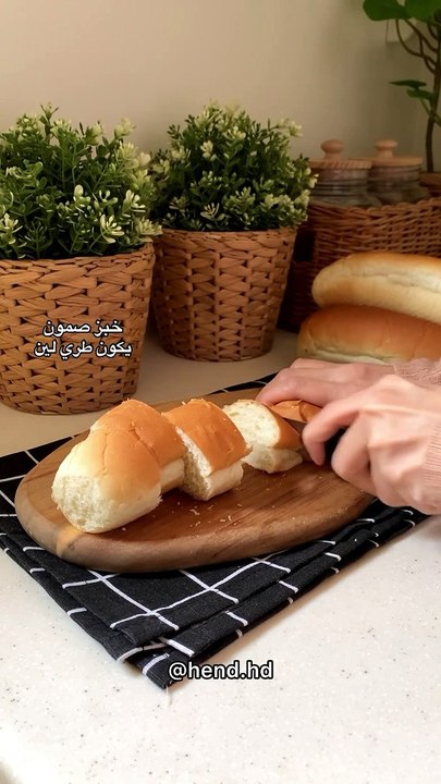 حلا سريع ولذيذ (سينابون كذاب)._للمزيد من الوصفات ضيفوا حسابي----__hend.hd__hend.hd_خبز صمون واهم شي اختارو نوع يكون طري_دهنت الصينيه زبده ورصيت (