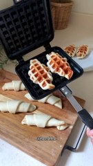 كروفل او كرواسون الوافل _للمزيد من الوصفات ضيفو حسابي----.__hend.hd _اي عجينه معتمدتها بس كثري فيها زبده شوي وممكن كروفل جاهز_عجينتي_ كوبين (