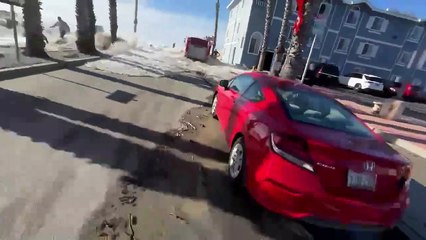 Une énorme vague surprend les promeneurs